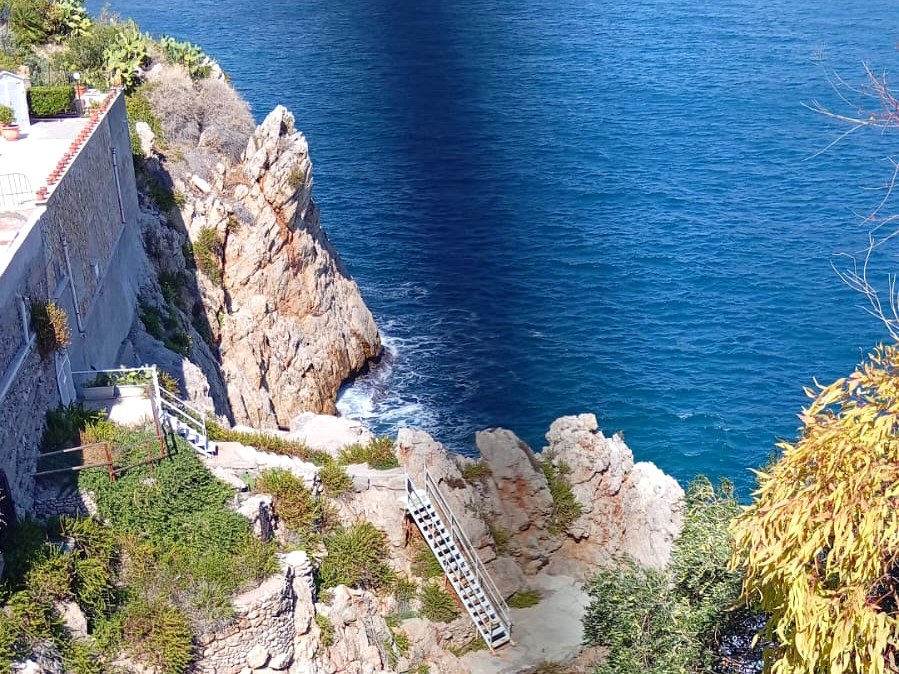 La scogliera della Baia dei Francesi